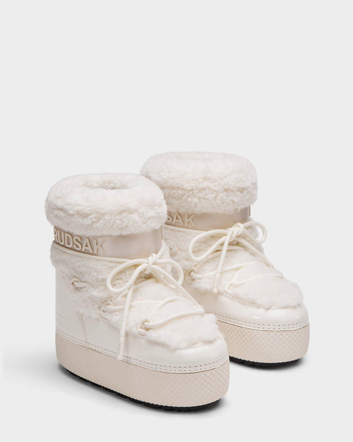 The KATHY Y - 1224500 Iceland by Rudsak are white winter boots with thick, textured soles, fluffy faux fur trim, water-repellent finish, laces, and Rudsak branding on the collar, shown on a plain white background.