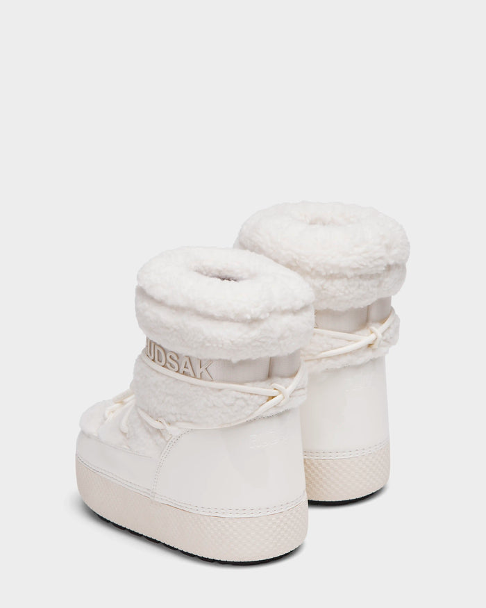 Rudsak KATHY Y - 1224500 Iceland: White water-repellent winter boots with thick, fluffy cuffs, patent finish, laces, and textured soles. RUDSAK branding appears near the top. Boots displayed on a white background.
